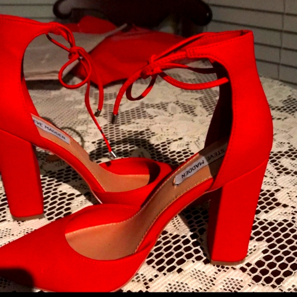STEVE MADDEN Pamperd Red Nubuck Leather Pumps